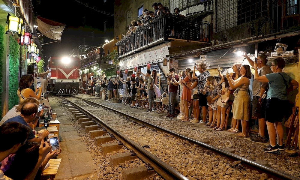 Safety is important – keep a safe distance when the train passes (Source: Internet)